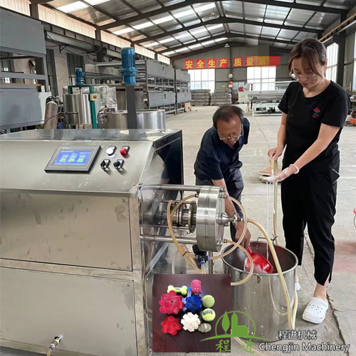 新品乳膠玩具，乳膠面具流水線。